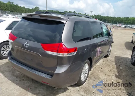 2013 Toyota Sienna Xle V6 8 Passenger z USA, uszkodzony, nr VIN 5TDYK3DC8DS310323